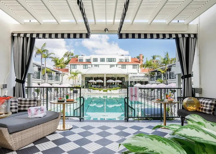 Motel: The Lafayette Hotel, Swim Club & Bungalows