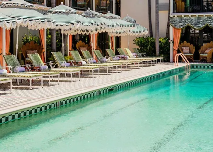 Motel: The Lafayette Hotel, Swim Club & Bungalows